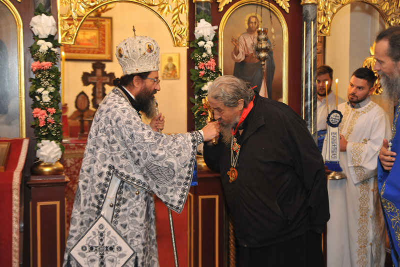 Епископу Атанасију (Јевтићу) додељен Орден Светог Симона Монаха